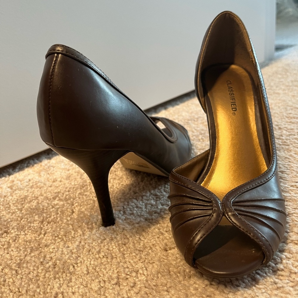 Classifies brown heels, peep toes